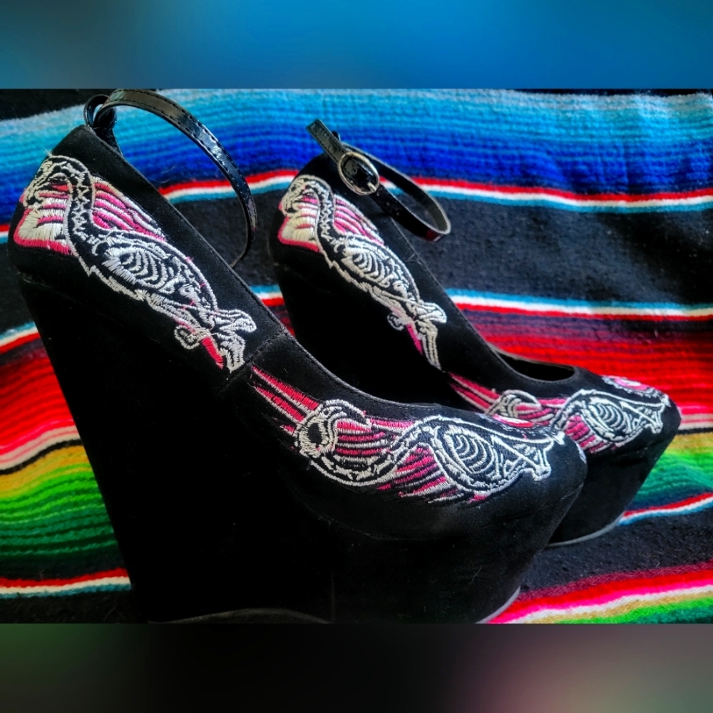 Too Fast Skeleton Flamingo Wedge